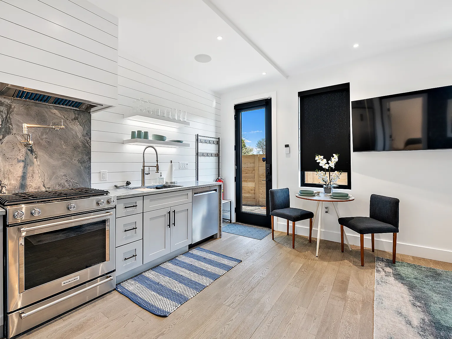 1 bed, 400 sqft, $2,200 — Photo 2