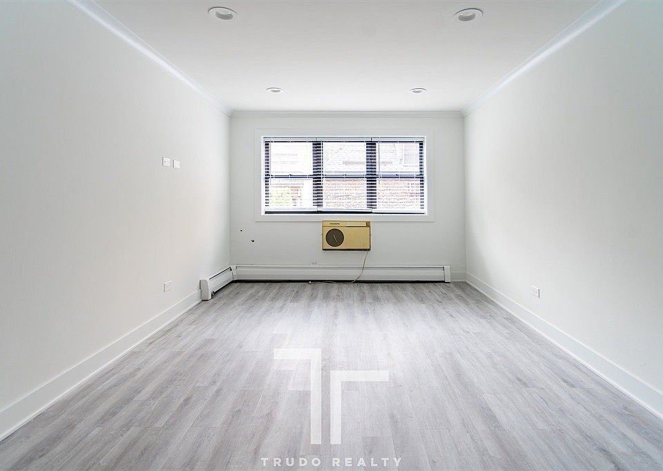 1st image of 450 W Aldine Ave #209