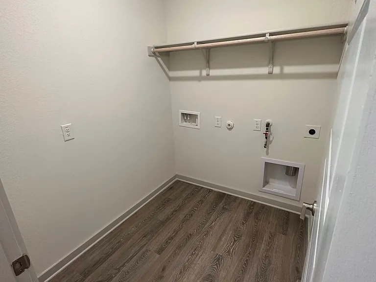 325 Wilshire Rd — Photo 2