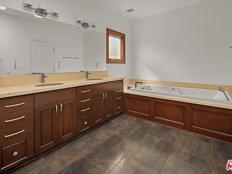 512 N Linden Dr — Photo 26