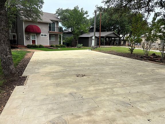 3rd image of 201 Cove Cir