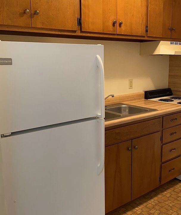 2nd image of 994 Chicago Ave APT J