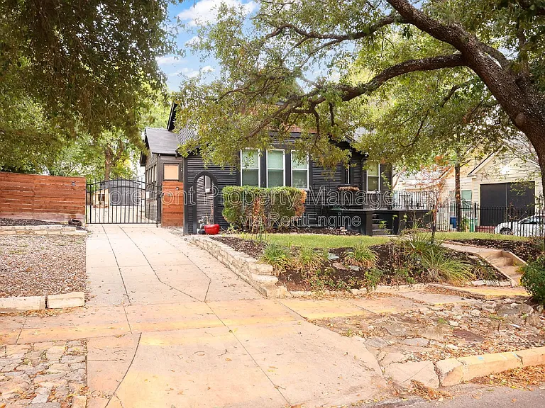 418 W Rosewood Ave — Photo 2