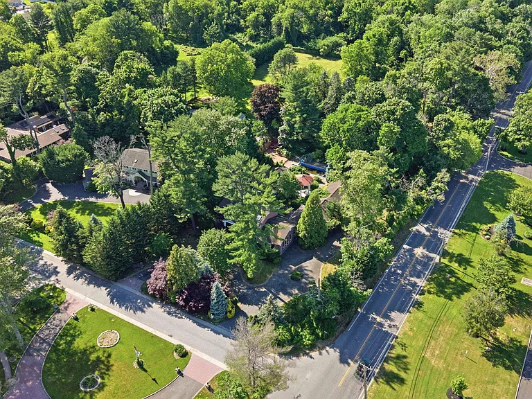 1 Bridle Path Dr — Photo 46
