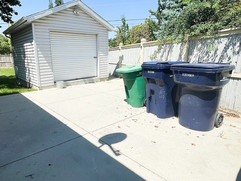 327 E Sandy Land Ln — Photo 27