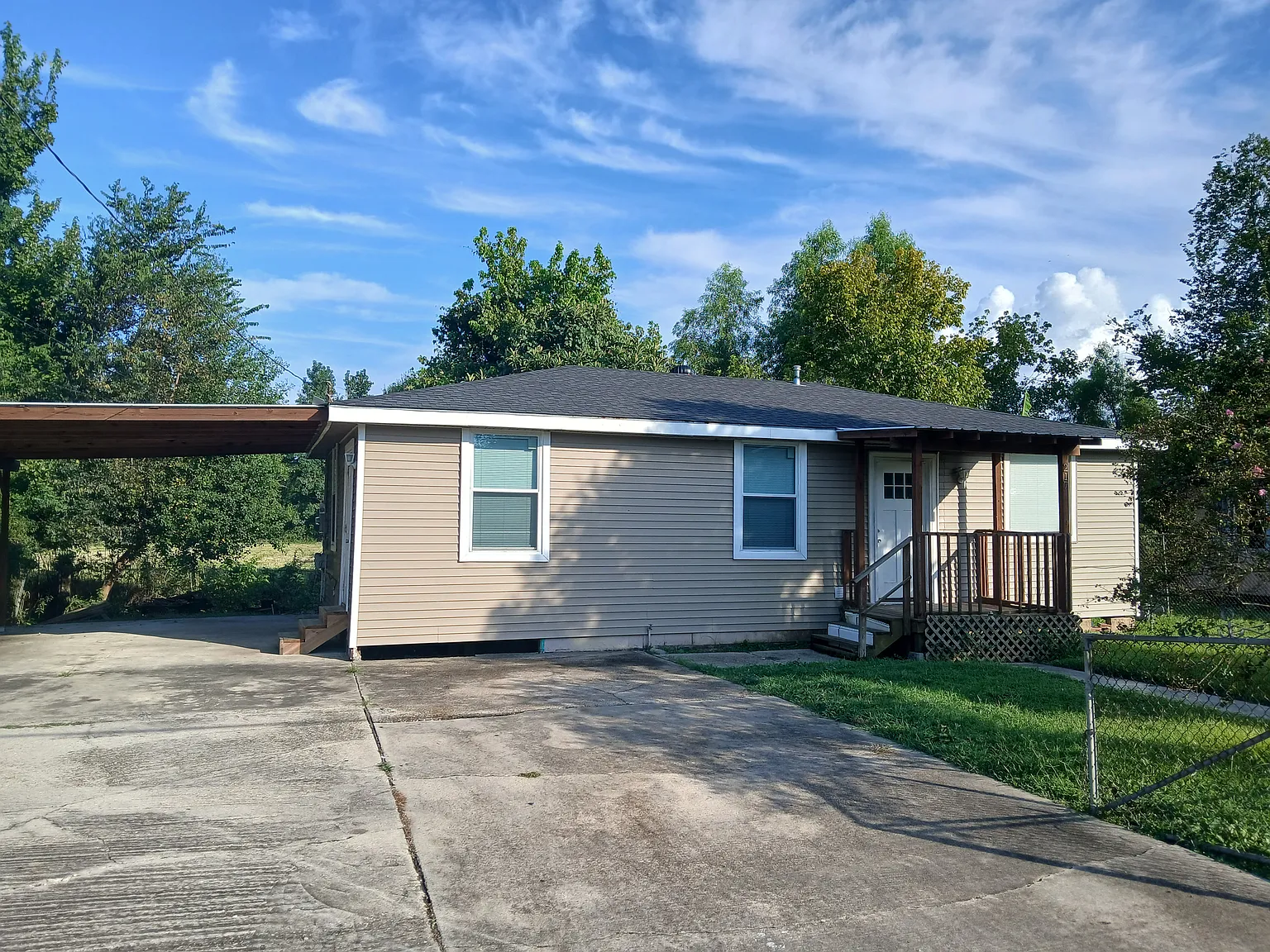 3 bed, 1000 sqft, $1,200 — Photo 2