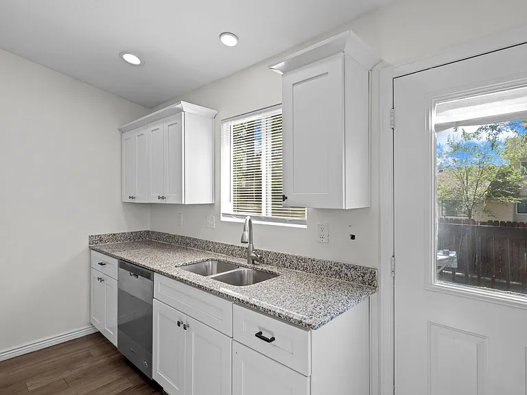 580 Upton Dr — Photo 9