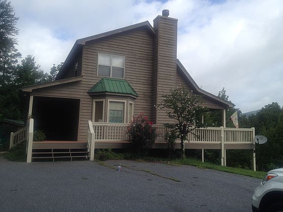 Paved drive way w parking