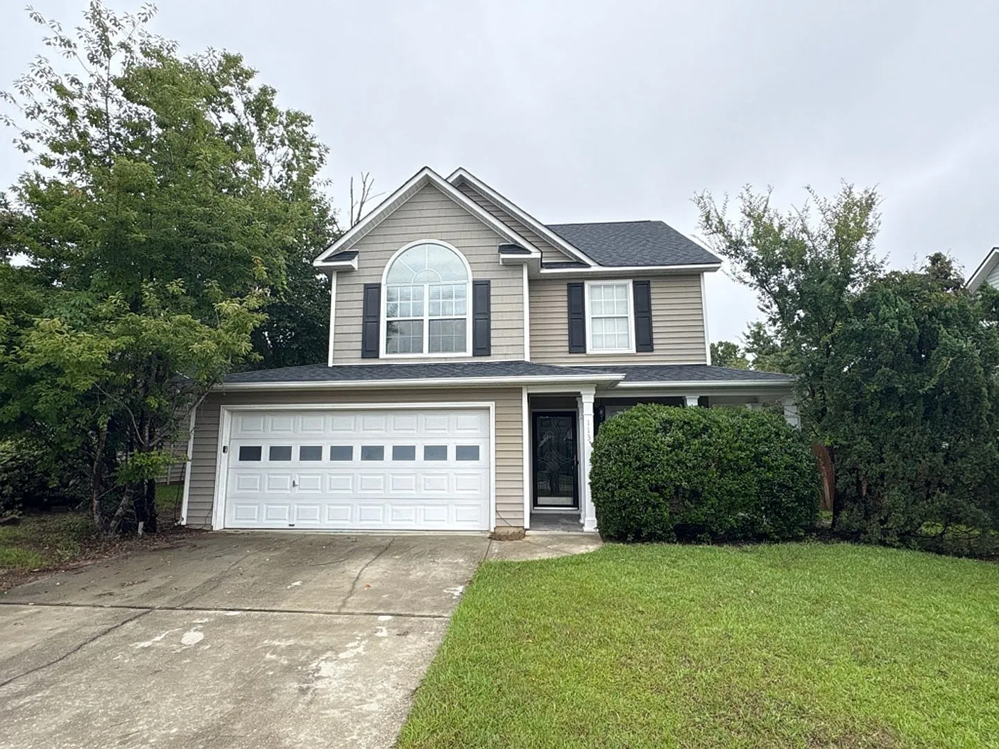 3 bedroom with fenced backyard — Photo 1