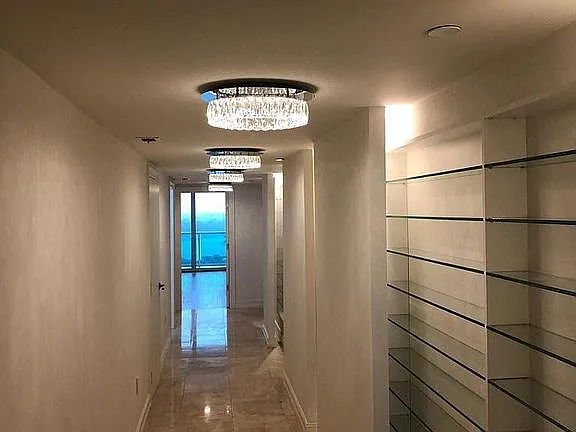 20201 E Country Club Dr — Photo 3