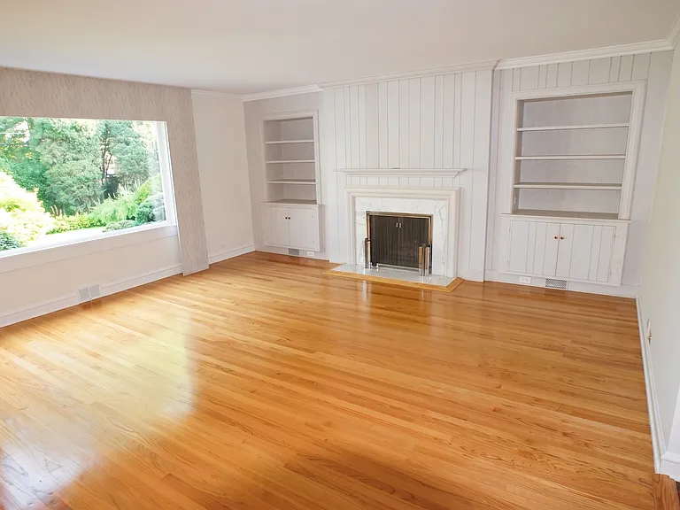 460 Highcrest Dr — Photo 3