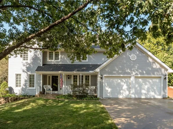 608 S Bittersweet Ln, Lansing, KS 66043