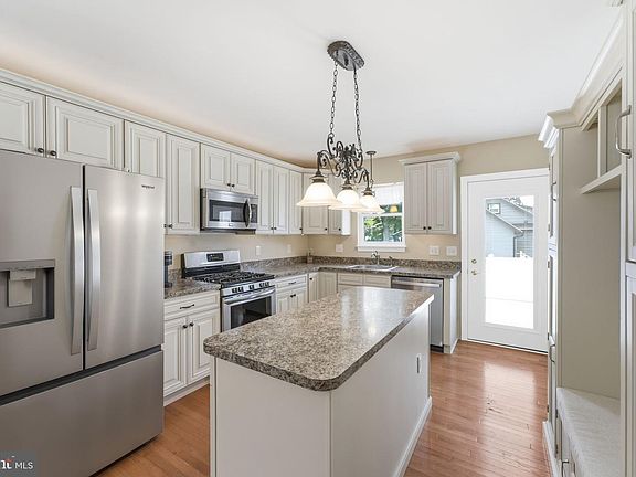 3rd image of 327 Walnut Ave