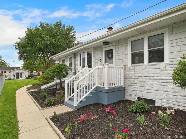 18 Lakeside Ln, Fox Lake, IL 60020