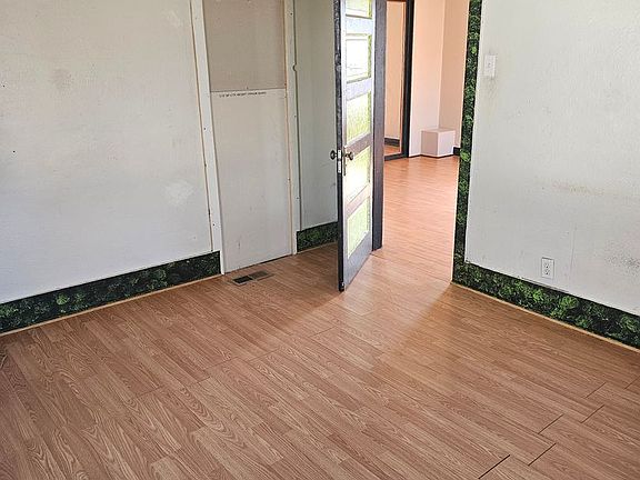 4th image of 800 N Lake Ave