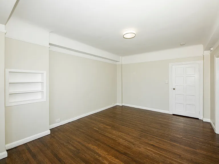 2275 Broadway — Photo 26