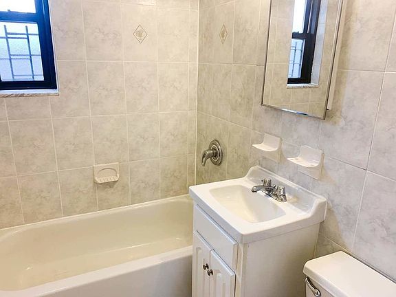 4th image of 20-51 Crescent St #3