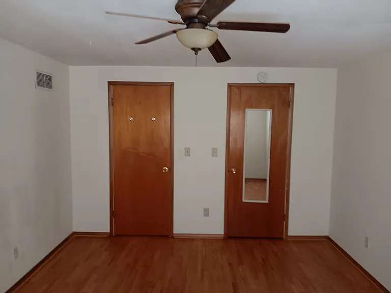 Large Master bed with welkin closet, smoke alarm and carbon mono oxide detector(fresh paint)