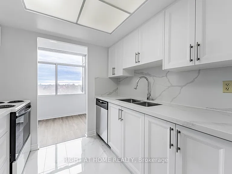 88 Alton Towers Cir #406 — Photo 4