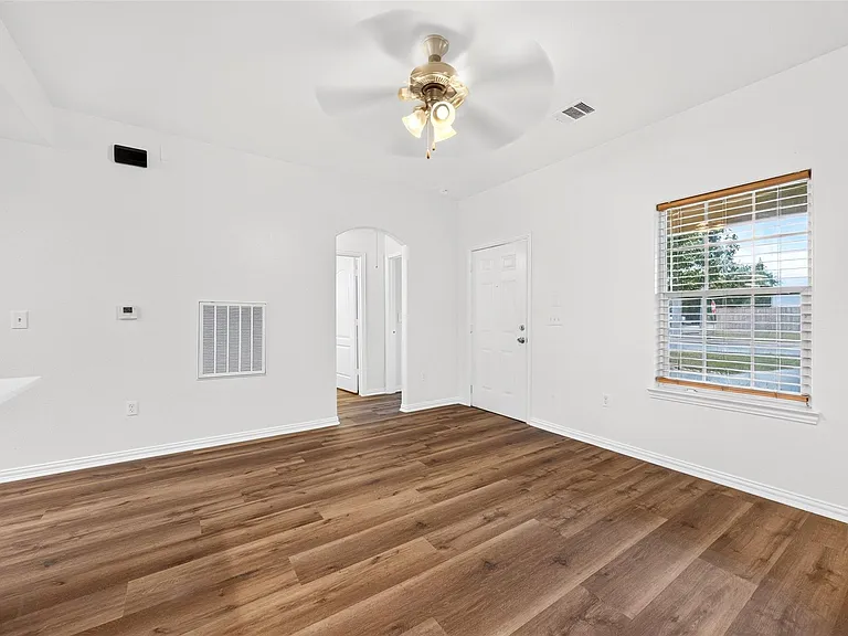 1302 Shearn St — Photo 9