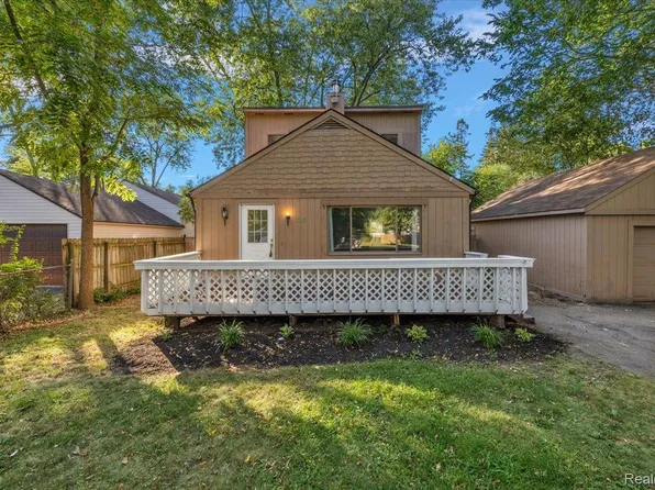 1020 Charest Ave, Waterford, MI 48327