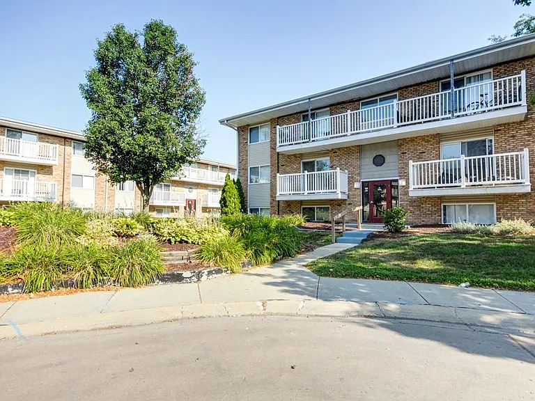 1515 W Kirby Ave — Photo 1
