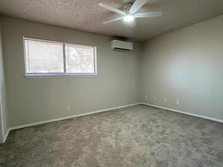 107 W Groves St #7 — Photo 8