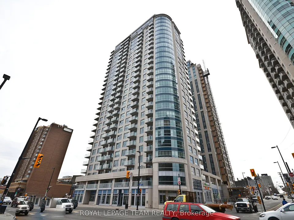 242 Rideau St #404