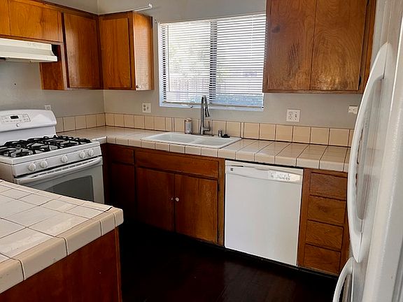3rd image of 660 Manhattan Ave