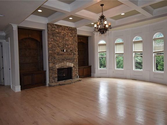 4th image of 822 Jamont Cir