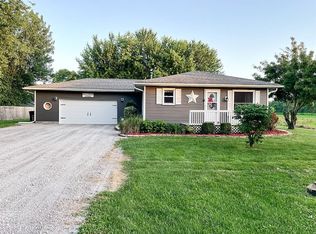 23585 Clemens Rd, Athens, IL 62613