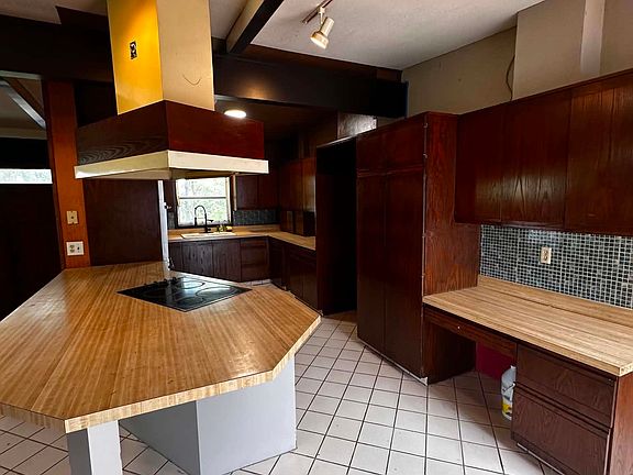 3rd image of 506 E 6th St