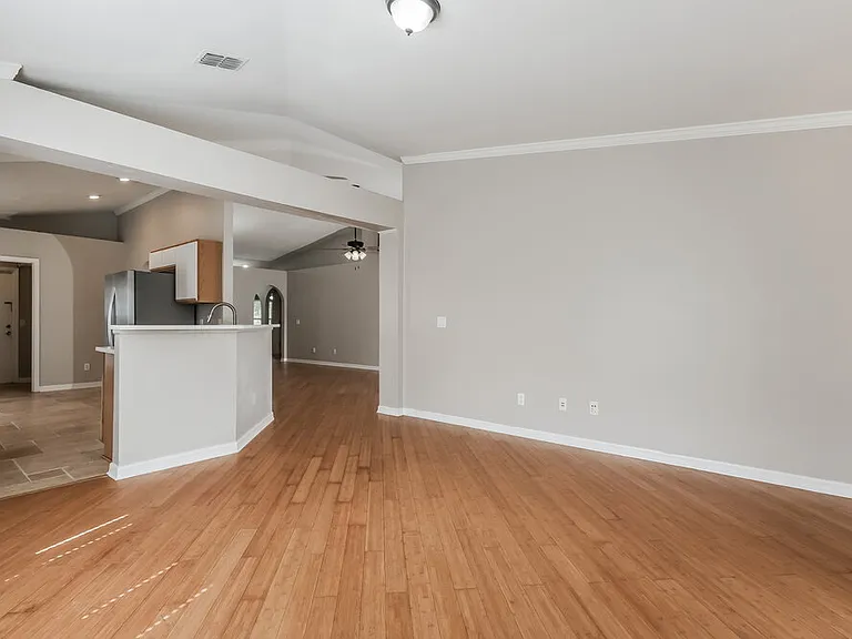 25213 Hyde Park Blvd — Photo 8