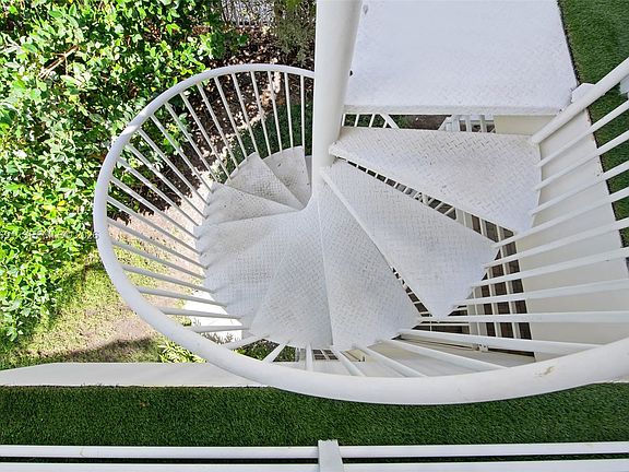 4th image of 151 Isle Of Venice Dr #2