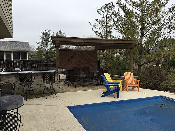 Outdoor kitchen, fit,pool