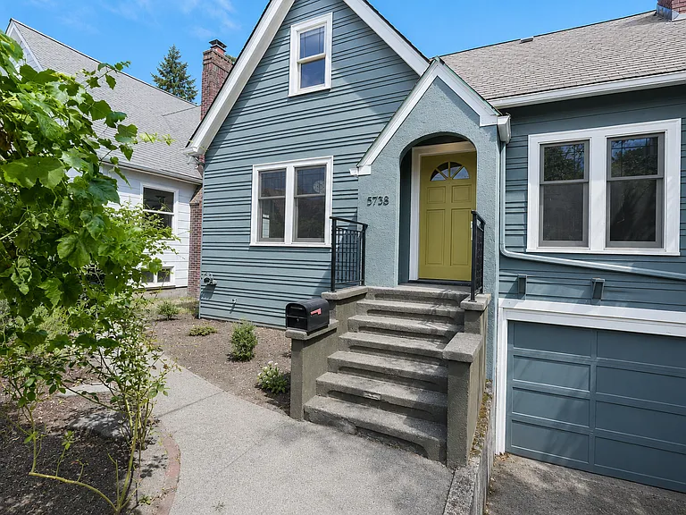 5738 35th Ave NE — Photo 2
