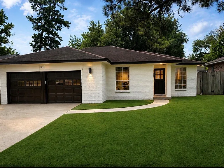 229 Oxford Dr — Photo 1