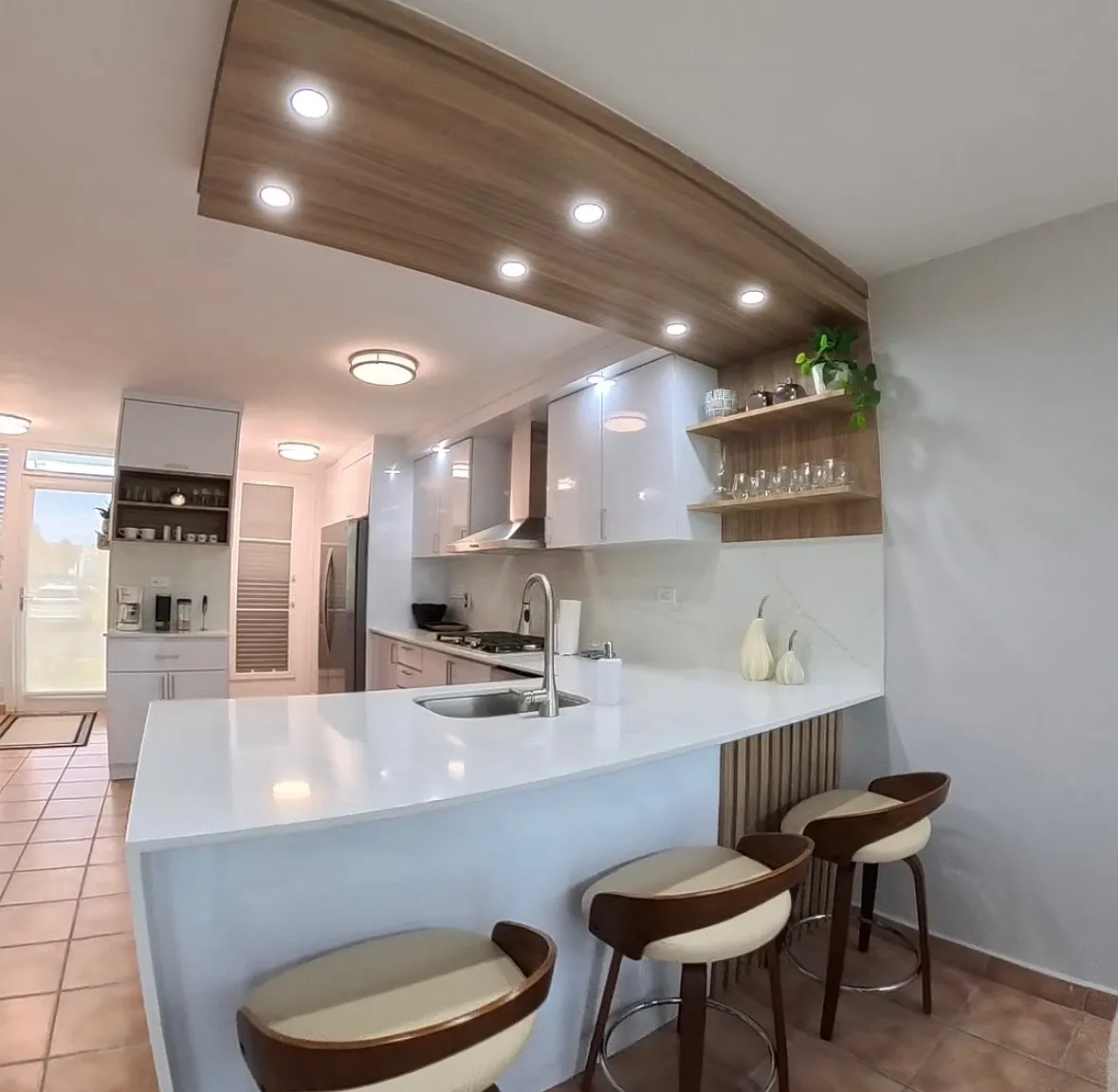 4 bed, 4.5 bath, 2900 sqft, $5,200 — Photo 3