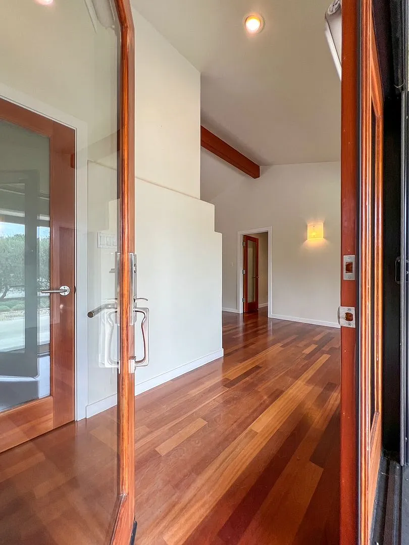 Stunning Napa Valley Property with Guest Cottage, Pool & Vineyard Views — Photo 3