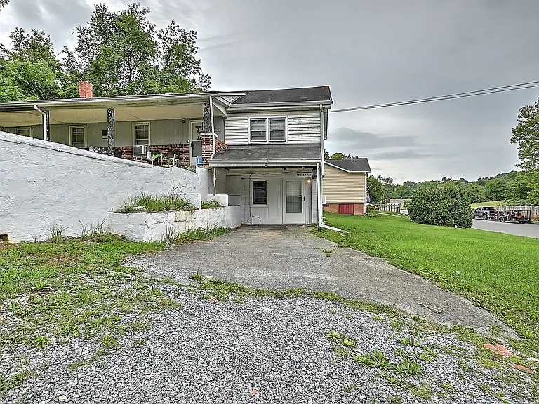 305 Moorland Dr — Photo 2