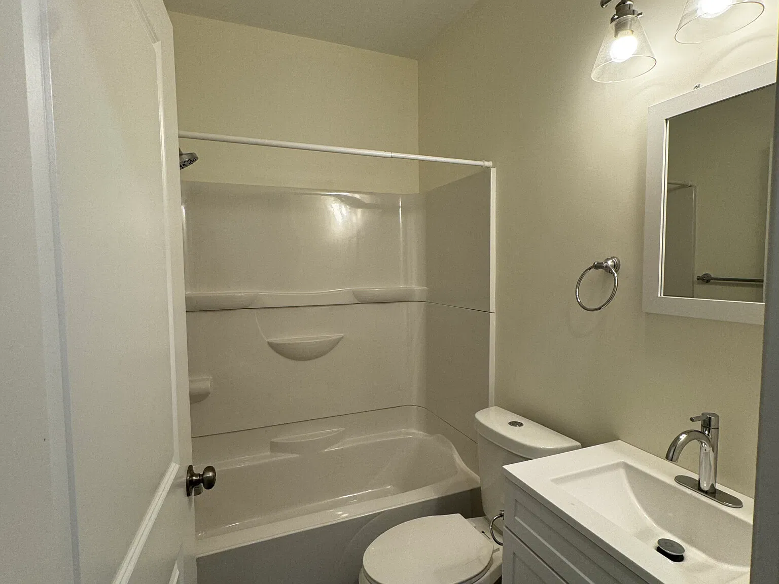 3 bed, 2.0 bath, 1200 sqft, $3,300 — Photo 3