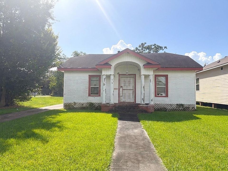 1st image of 3142 7th St