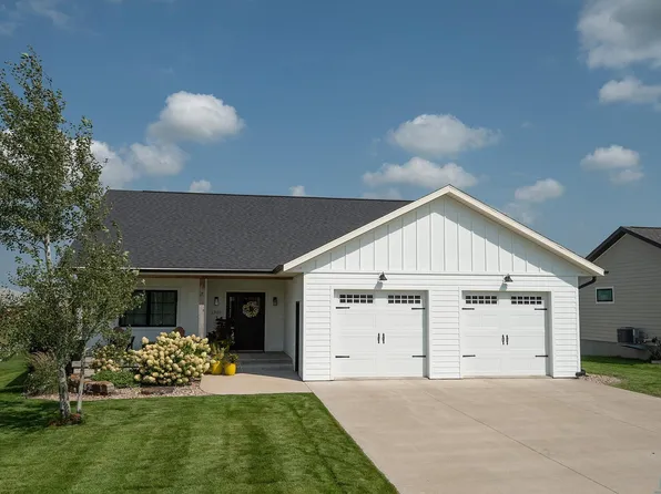 1305 Providence Pl SE, Orange City, IA 51041