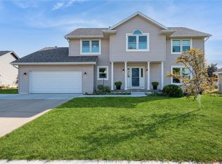 1079 Lyndhurst Dr, Hiawatha, IA 52233