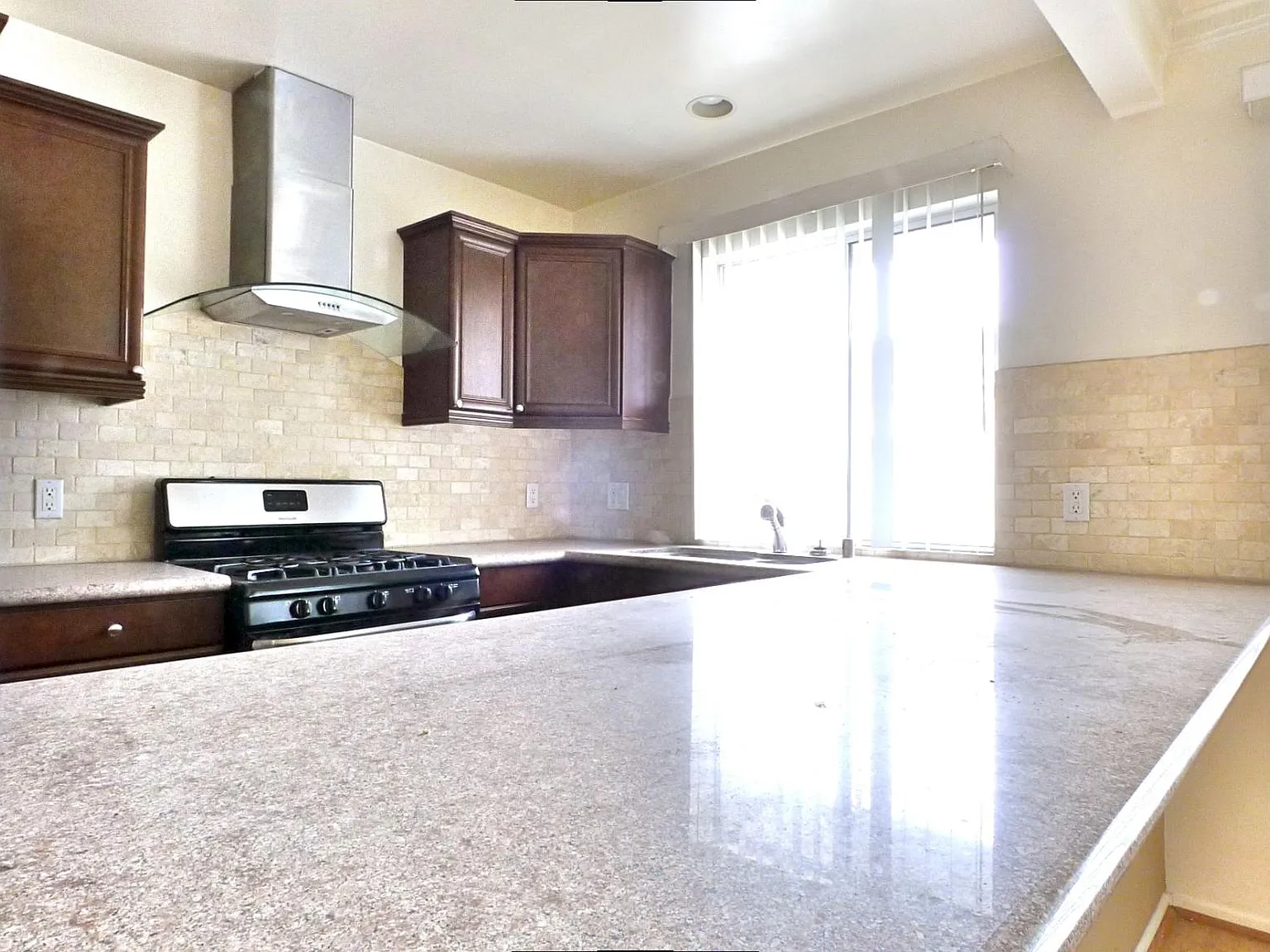 2 bed, 1.5 bath, 1010 sqft, $3,950 — Photo 3