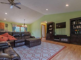 10286 Deerfield Dr, Zeeland, MI 49464