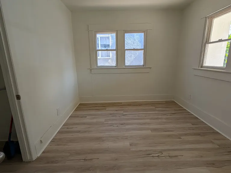 1219 Edith Blvd SE — Photo 2