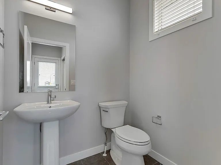 146 Creekside Dr SW #UPPER — Photo 17
