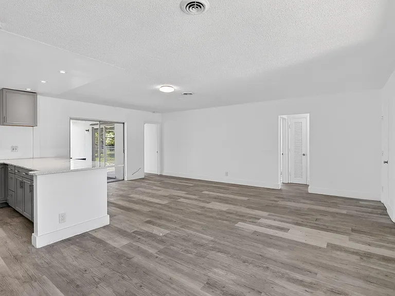 5804 NW 14th St — Photo 9