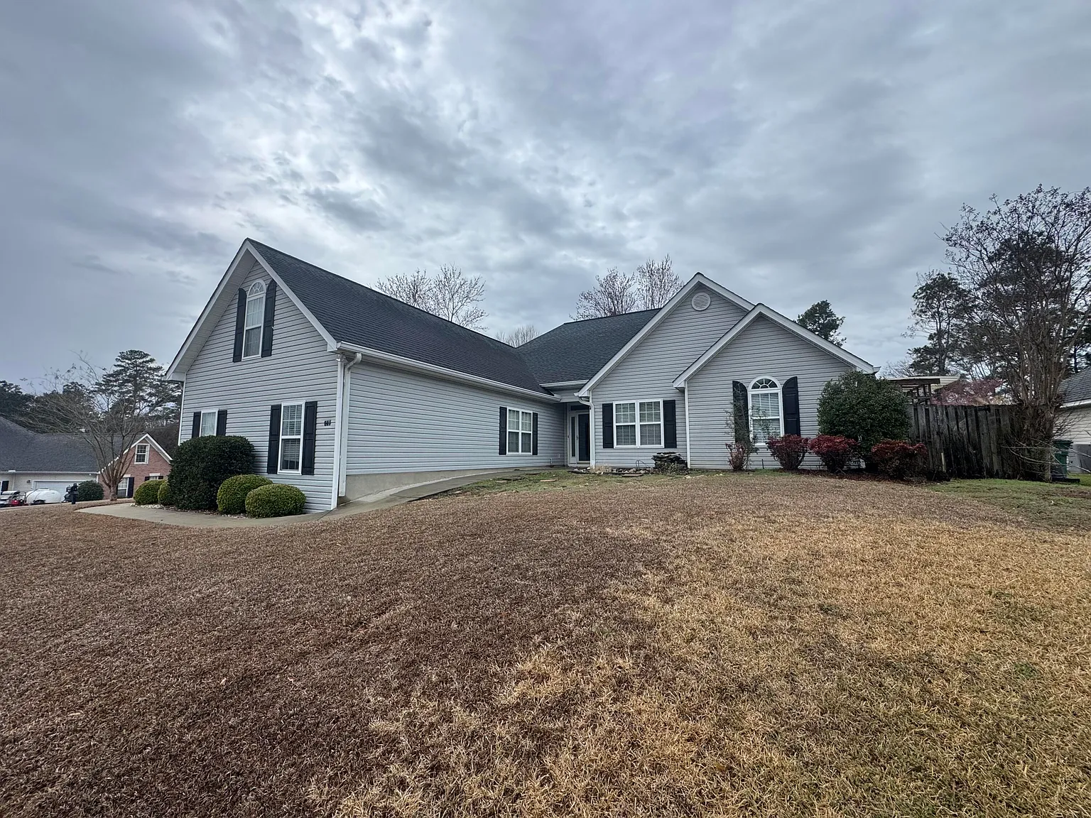 3 bed, 2.0 bath, 2105 sqft, $2,000 — Photo 1